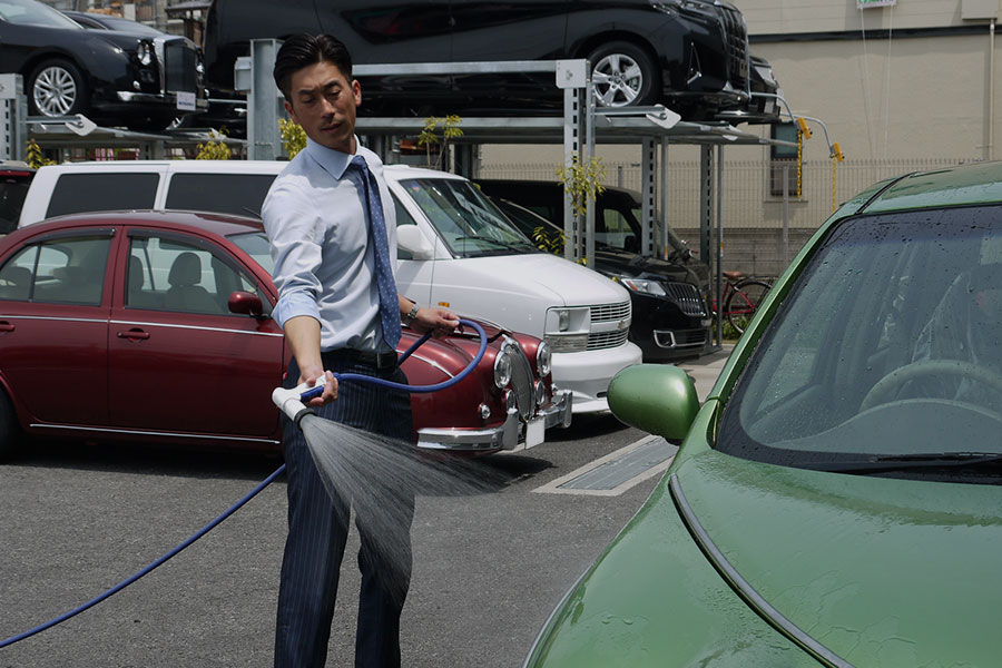 株式会社 光岡自動車：求人情報 - 社員インタビュー／一日のスケジュール｜起床後、朝食をとり準備。娘達の顔を見て出勤。｜メールチェック。スケジュールを確認してから、掃除、ミーティング。｜店舗オープン。展示車洗車、納車準備、商談など。