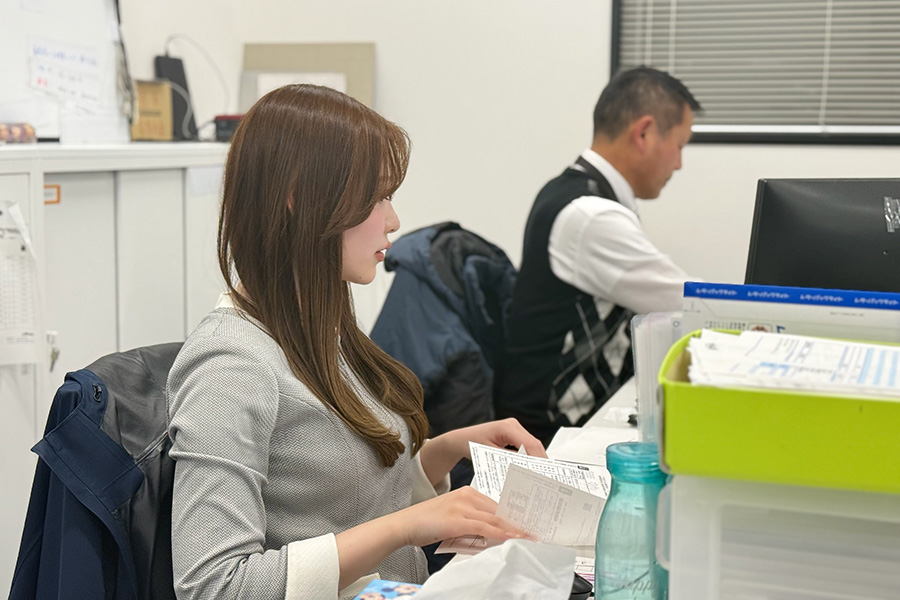 株式会社 光岡自動車：求人情報 - 社員インタビュー／一日のスケジュール｜起床、通勤ルートの交通状態をチェック。｜店舗の掃除。｜来店されたお客様へお茶出し。｜出納帳の記入。