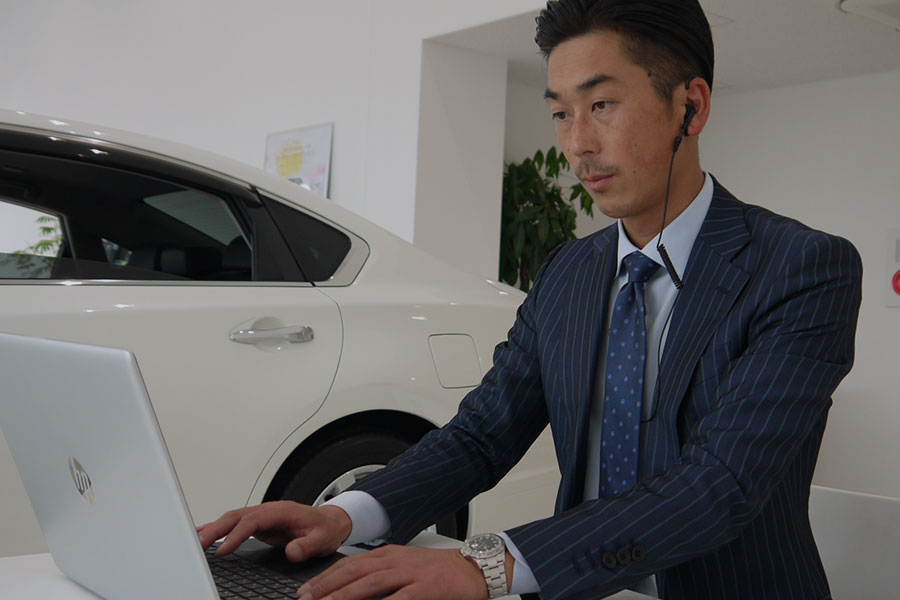 株式会社 光岡自動車：求人情報 - 社員インタビュー／一日のスケジュール｜起床後、朝食をとり準備。娘達の顔を見て出勤。｜メールチェック。スケジュールを確認してから、掃除、ミーティング。｜店舗オープン。展示車洗車、納車準備、商談など。｜日報作成、1日を振り返り。