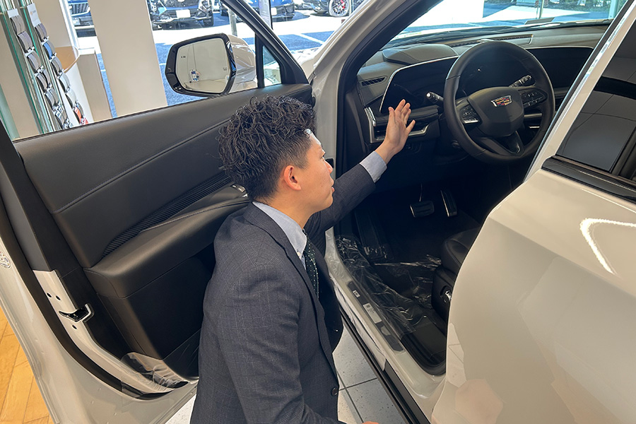 株式会社 光岡自動車：求人情報 - 社員インタビュー／一日のスケジュール｜起床後準備をし、出勤。｜メールチェック、掃除等オープン準備。｜店舗オープン、洗車、商談、納車準備。｜引き続き商談や納車準備、お客様への電話連絡。