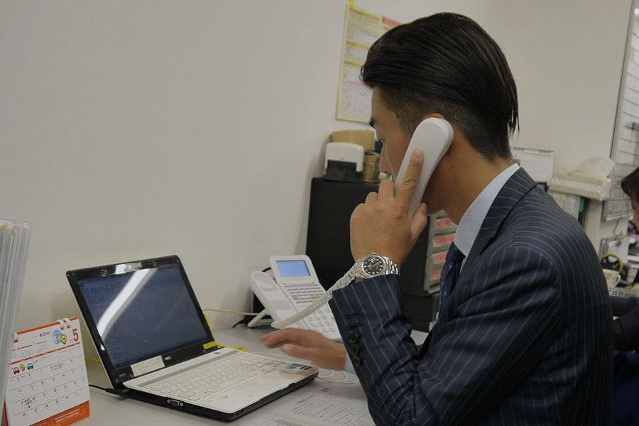 株式会社 光岡自動車：求人情報 - 社員インタビュー／一日のスケジュール｜起床後、朝食をとり準備。娘達の顔を見て出勤。｜メールチェック。スケジュールを確認してから、掃除、ミーティング。｜店舗オープン。展示車洗車、納車準備、商談など。｜日報作成、1日を振り返り。｜店舗クローズ。明日の準備。