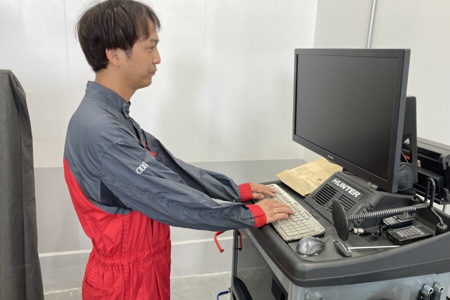 株式会社 光岡自動車：求人情報 - 社員インタビュー／一日のスケジュール｜出社・工場清掃・車両移動など｜１日の仕事内容打ち合わせ｜鈑金作業｜昼食時間｜溶接作業｜車両装備設定（専用コンピューター使用）