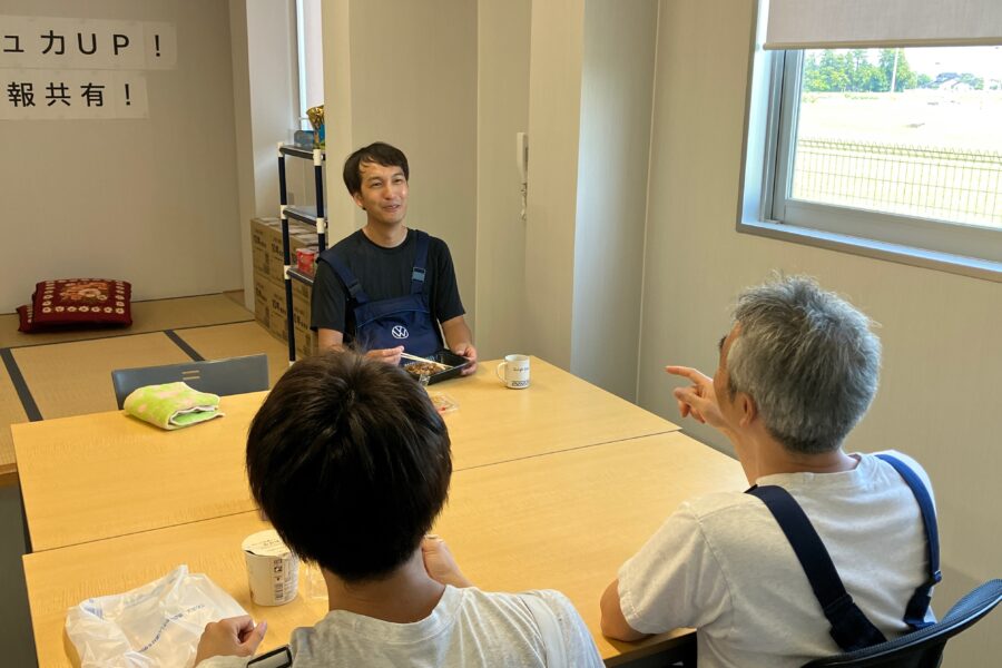 株式会社 光岡自動車：求人情報 - 社員インタビュー／一日のスケジュール｜出社・工場清掃・車両移動など｜１日の仕事内容打ち合わせ｜鈑金作業｜昼食時間
