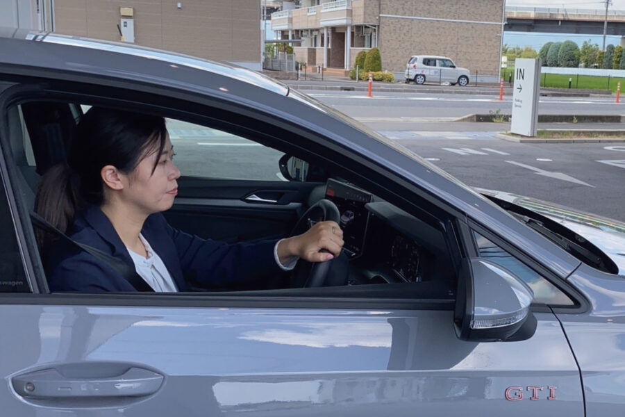 株式会社 光岡自動車：求人情報 - 社員インタビュー／一日のスケジュール｜家族の朝食を準備し、自分の息子の身支度をして保育園へ。｜出社し、ショールームの清掃、1日のスケジュールを確認。｜メールチェックや納車前車輛の進捗を確認。｜商談や、陸運局へ行ったり。試乗車の洗車をしたり。｜時短勤務の為、翌日のスケジュールを確認して退勤。 スタッフに協力してもらいながら定時退社しています。