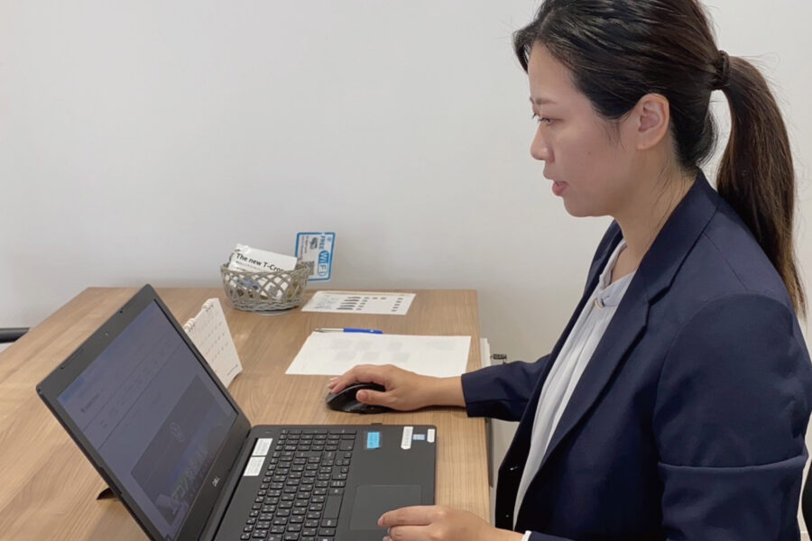 株式会社 光岡自動車：求人情報 - 社員インタビュー／一日のスケジュール｜家族の朝食を準備し、自分の息子の身支度をして保育園へ。｜出社し、ショールームの清掃、1日のスケジュールを確認。｜メールチェックや納車前車輛の進捗を確認。