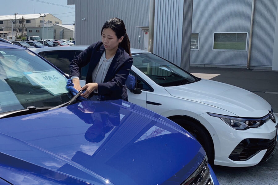 株式会社 光岡自動車：求人情報 - 社員インタビュー／一日のスケジュール｜家族の朝食を準備し、自分の息子の身支度をして保育園へ。｜出社し、ショールームの清掃、1日のスケジュールを確認。｜メールチェックや納車前車輛の進捗を確認。｜商談や、陸運局へ行ったり。試乗車の洗車をしたり。