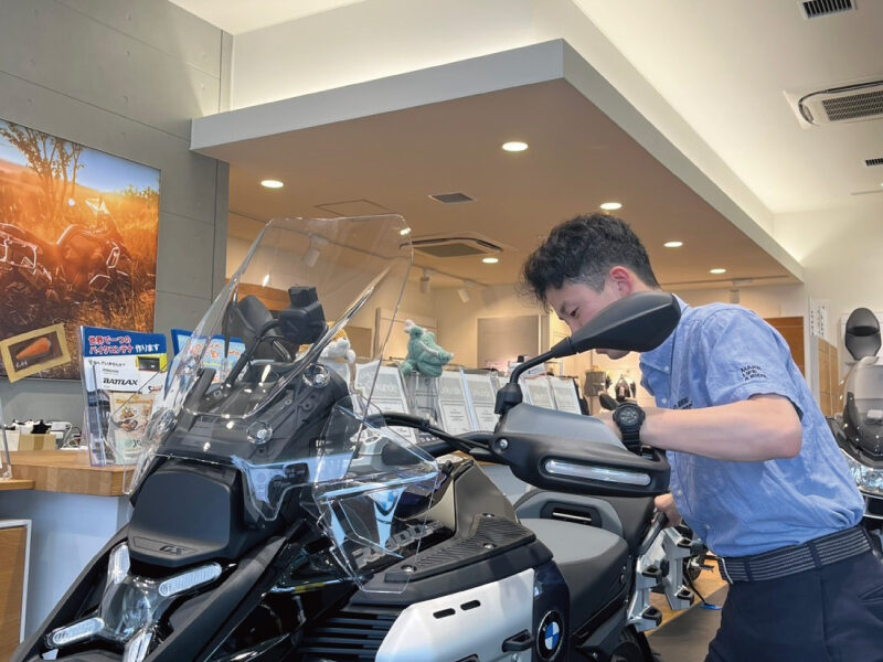 株式会社 光岡自動車：求人情報 - 社員インタビュー／一日のスケジュール｜起床後、準備をし出勤｜メールチェックとスケジュールの確認。全体のミーティング完了後、オープン準備｜店舗オープン。 お客様との商談や整備、新モデル、オプションパーツの提案等のコンタクト。｜店舗クローズ。全体ミーティングを行い、必要事項を全体に共有。