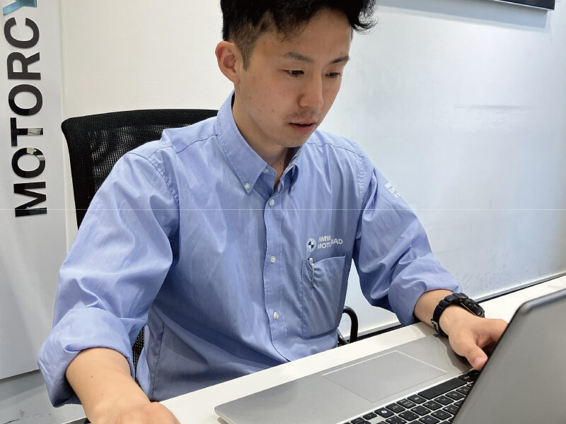 株式会社 光岡自動車：求人情報 - 社員インタビュー／一日のスケジュール｜起床後、準備をし出勤｜メールチェックとスケジュールの確認。全体のミーティング完了後、オープン準備