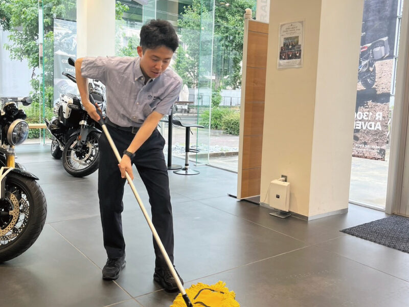 株式会社 光岡自動車：求人情報 - 社員インタビュー／一日のスケジュール｜起床後、準備をし出勤｜メールチェックとスケジュールの確認。全体のミーティング完了後、オープン準備｜店舗オープン。 お客様との商談や整備、新モデル、オプションパーツの提案等のコンタクト。