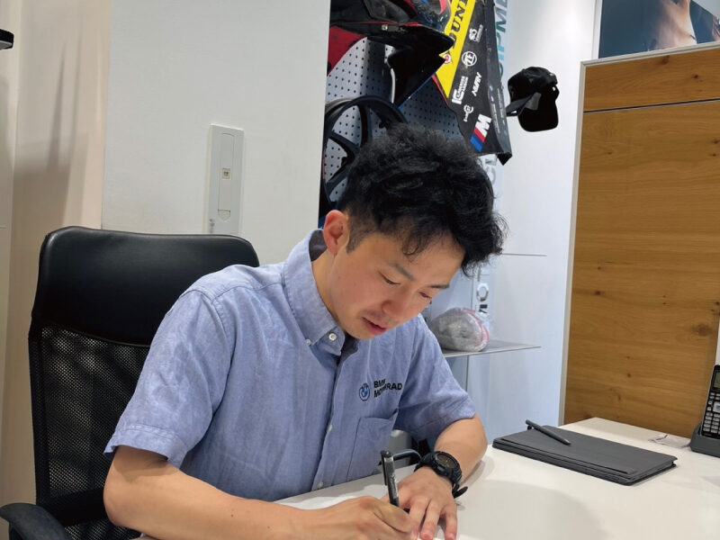 株式会社 光岡自動車：求人情報 - 社員インタビュー／一日のスケジュール｜起床後、準備をし出勤｜メールチェックとスケジュールの確認。全体のミーティング完了後、オープン準備｜店舗オープン。 お客様との商談や整備、新モデル、オプションパーツの提案等のコンタクト。｜店舗クローズ。全体ミーティングを行い、必要事項を全体に共有。｜日報の作成。商談の整理や明日のスケジュール確認、次の商談の準備、納車の準備など