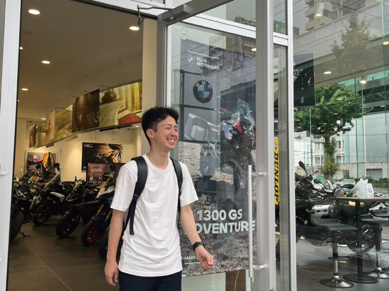 株式会社 光岡自動車：求人情報 - 社員インタビュー／一日のスケジュール｜起床後、準備をし出勤｜メールチェックとスケジュールの確認。全体のミーティング完了後、オープン準備｜店舗オープン。 お客様との商談や整備、新モデル、オプションパーツの提案等のコンタクト。｜店舗クローズ。全体ミーティングを行い、必要事項を全体に共有。｜日報の作成。商談の整理や明日のスケジュール確認、次の商談の準備、納車の準備など｜帰宅。夕食後は趣味の映画鑑賞をして、就寝。